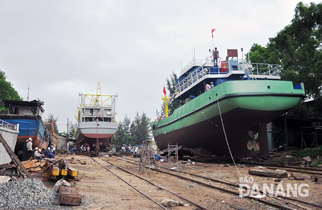 Hai tàu vỏ thép hình thành từ nguồn vốn vay 67 của ngư dân Đà Nẵng đang chuẩn bị vươn khơi đánh bắt. Ảnh: THANH TÌNH