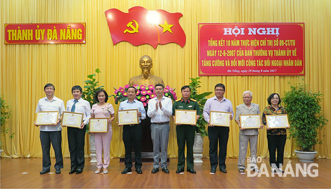 Phó Chủ tịch UBND thành phố Hồ Kỳ Minh trao Bằng khen cho các cá nhân có thành tích xuất sắc trong thực hiện Chỉ thị 09-CT/TU.  