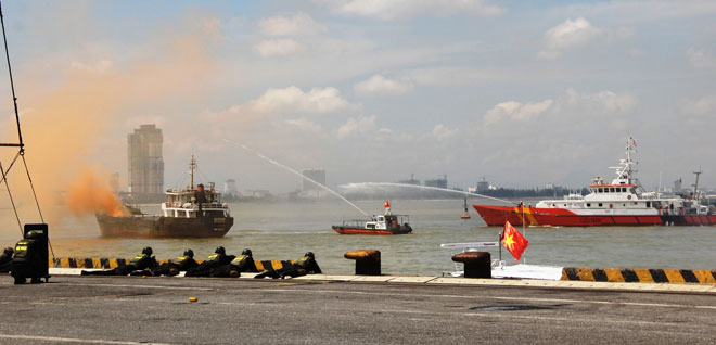 Lúc này, tàu hàng xuất hiện đám cháy do nhóm khủng bố gây ra. Tàu cứu nạn của Hàng hải Việt Nam tiến hành tiếp cận. Trên bở, một nhóm Cảnh sát cơ động được nhiệm vụ bí mật áp sát mục tiêu.