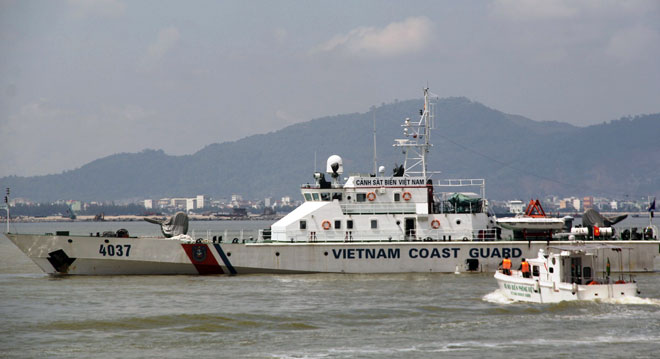 Tàu của lực lượng Cảnh sát biển, Bộ đội Biên phòng…cũng nhanh chóng tiếp cận tàu hàng để hỗ trợ.