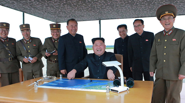 Nhà lãnh đạo Kim Jong-un đã trực tiếp quan sát vụ thử tên lửa cùng với một số quan chức quân đội. (Ảnh: Reuters)
