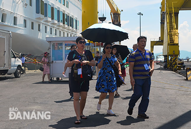 Dịp lễ 2-9 năm nay, khách đến Đà Nẵng ước tính tăng khoảng 12,9%. TRONG ẢNH: Khách tàu biển cập cảng Tiên Sa, tham gia các tour tham quan, mua sắm tại thành phố. Ảnh: THU HÀ