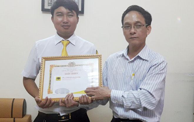 Mr Nguyen (left) being honoured by the Company representative