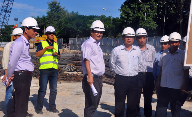 Vice Chairman Tuan (4th right) and other representatives from the city authorities at the construction site