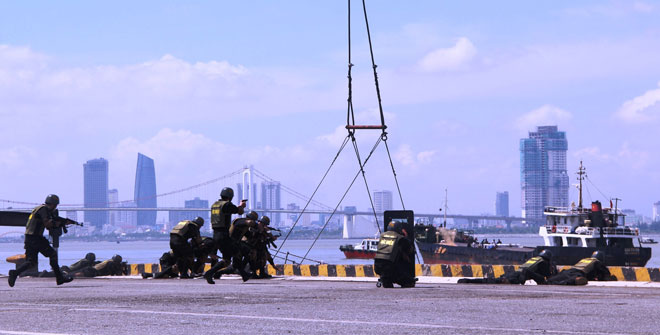 Rapid response police forces approaching the scene