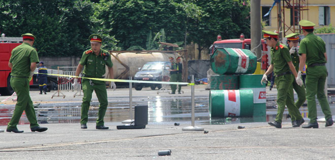 In the end, all terrorist attackers were arrested, local police examining the scene 