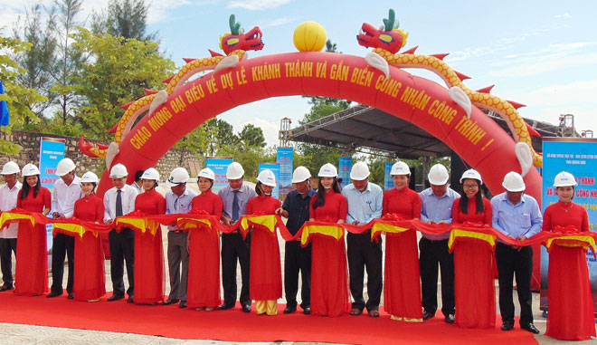 Cắt băng khánh thành công trình nâng cấp, mở rộng tuyến ĐT605 đoạn từ đường cao tốc Đà Nẵng - Quảng Ngãi đến đường ĐT609. Ảnh: THÀNH LÂN