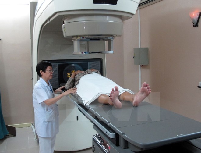 Máy xạ trị gia tốc thế hệ mới đang xạ trị cho bệnh nhân ung thư cổ tử cung. (Ảnh: Phương Vy/TTXVN)