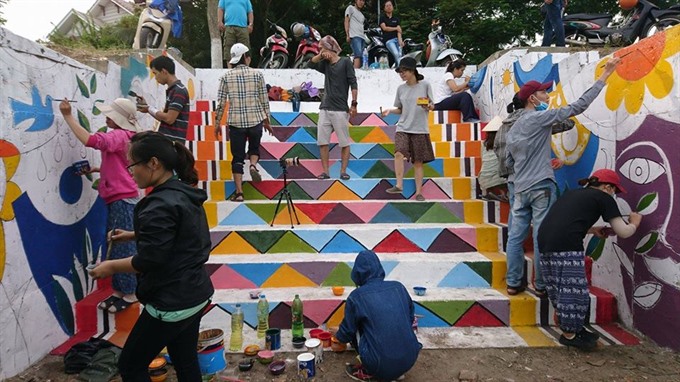 Art for community: Students from Đà Nẵng Architecture College paint a flight of stairs. Read more at http://vietnamnews.vn/life-style/392853/students-create-river-side-art-space.html#GehTbockY83BXohT.99