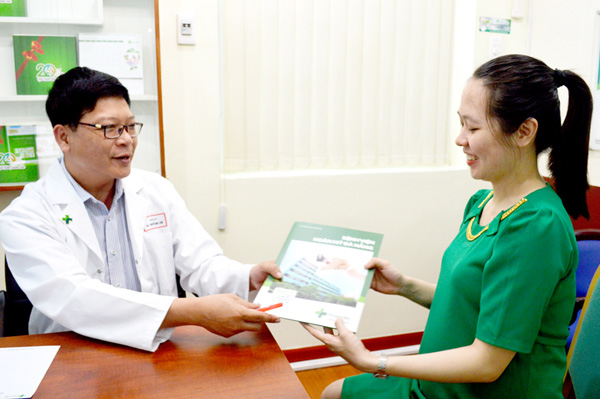 A pregnant woman receives medical consultancy at International Clinic of Hoan My Da Nang Hospital.Photo courtesy Hoan My Da Nang Read more at http://vietnamnews.vn/brand-info/393069/hoan-my-da-nang-hospital-offers-international-standard-medical-service.html#eweRuCwVaCsYbxYh.99