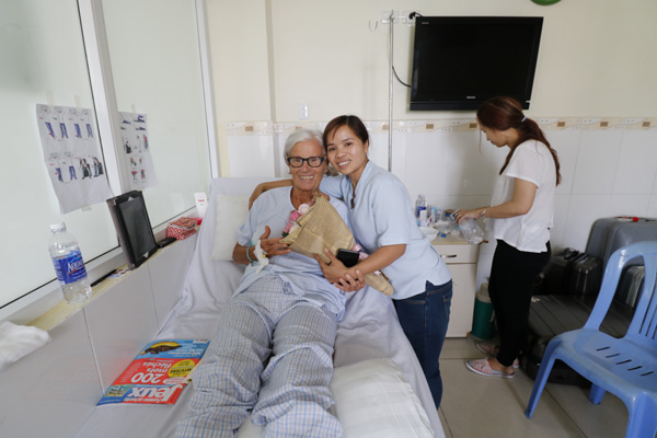 A French patient gets treatment and support from staffs of Hoan My Da Nang Hospital. Photo courtesy Hoan My Da Nang Read more at http://vietnamnews.vn/brand-info/393069/hoan-my-da-nang-hospital-offers-international-standard-medical-service.html#eweRuCwVaCsYbxYh.99