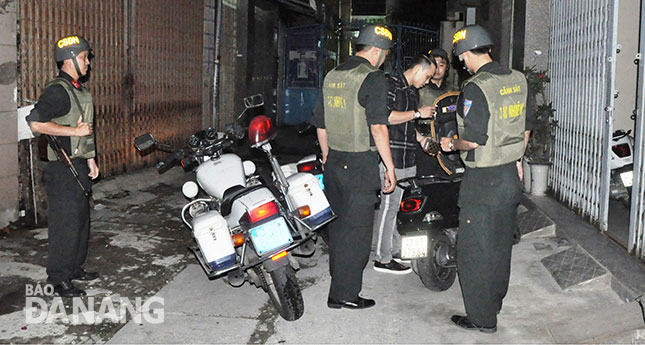 Ngoài tổ chức mật phục, lực lượng Cảnh sát cơ động, Công an thành phố Đà Nẵng tham gia tuần tra công khai bảo đảm an ninh trật tự trên địa bàn. 							     Ảnh: ĐẮC MẠNH 