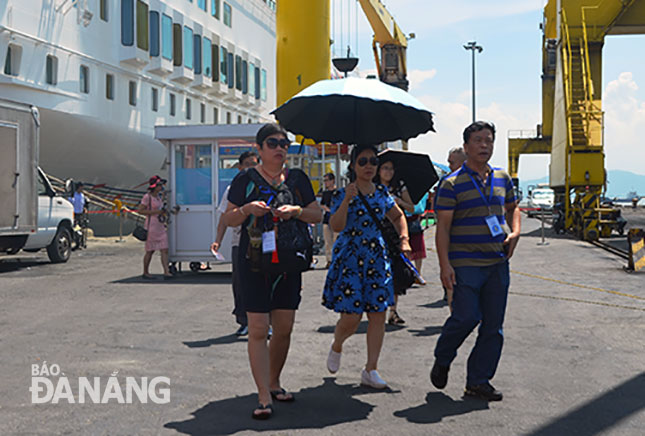 Cruise ship passengers arriving at Tien Sa Port