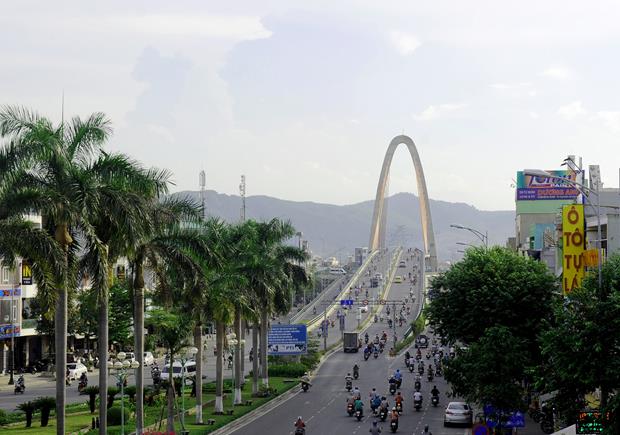 The Hue T-junction overpass, the largest of its kind in Viet Nam, officially opened to traffic on 29 March 2015 to mark the 40th anniversary of the liberation of Da Nang 