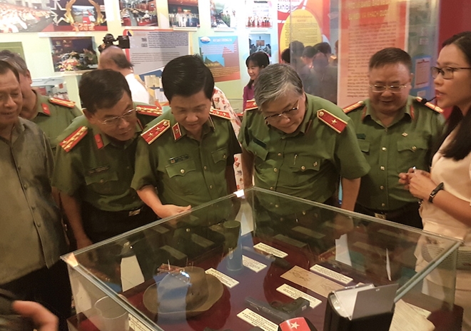 Visitors at the exhibition (Photo: http://cand.com.vn)