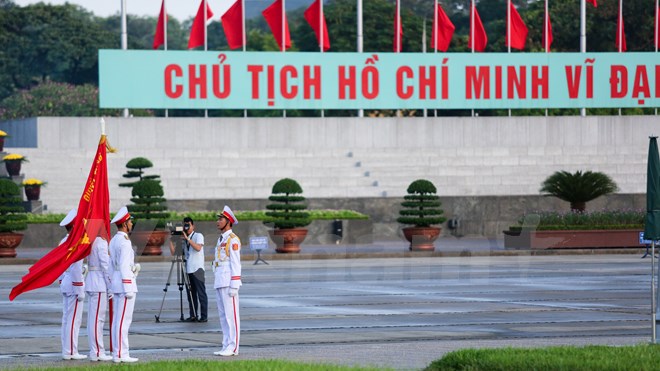Đội tiêu binh danh dự, Đoàn 275, Bộ Tư lệnh bảo vệ Lăng Chủ tịch Hồ Chí Minh có 34 người, gồm 1 đội trưởng, 3 người kéo cờ, 3 người vác Quân kỳ và 9 hàng quân xếp hàng 3 đi đều bước. (Ảnh: Minh Sơn/Vietnam+)