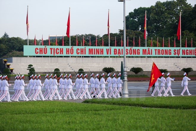 Sau lễ thượng cờ, đội tiêu binh đi một vòng trước cửa lăng và kết thúc nghi lễ. (Ảnh: Minh Sơn/Vietnam+)