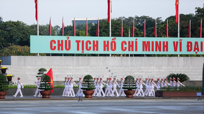 Lễ thượng cờ ở quảng trường Ba Đình là một nghi lễ cấp quốc gia của Việt Nam, được thực hiện vào mỗi 6 giờ trước lăng Chủ tịch Hồ Chí Minh ở Hà Nội. (Ảnh: Minh Sơn/Vietnam+)