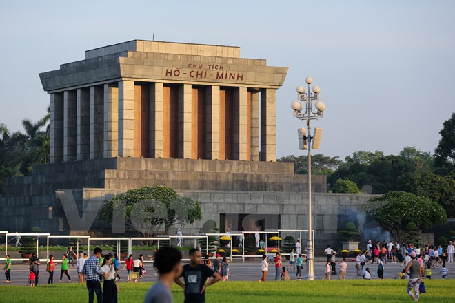 Trải qua 72 năm, hình ảnh lá cờ tung bay trên Quảng trường Ba Đình tượng trưng cho sự trường tồn của Tổ quốc trong trái tim của mỗi người dân Việt Nam. (Ảnh: Minh Sơn/Vietnam+)