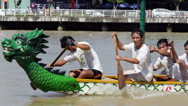 Thời tiết nắng nóng buộc các vận động viên phải nỗ lực nhiều Racers making every effort to finish the race despite the hot weather