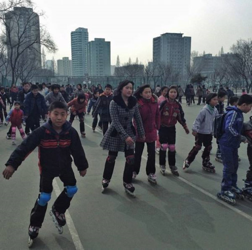 Thanh niên Triều Tiên chơi trượt patin vào lúc rảnh rỗi. Ảnh: KiwiReport