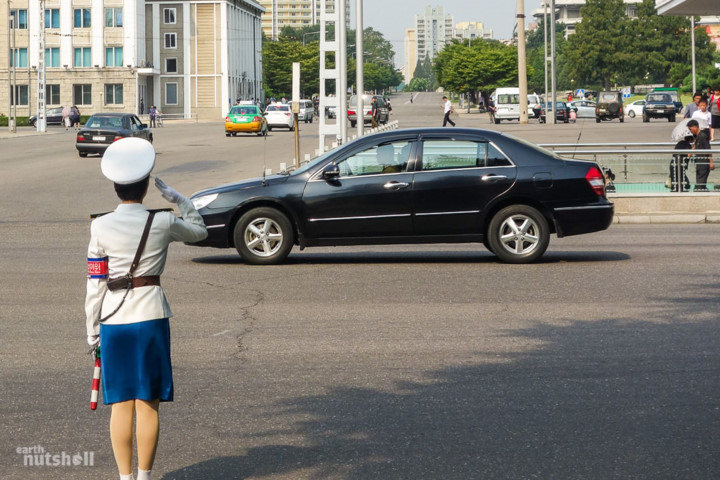 Đường phố Bình Nhưỡng bắt đầu xuất hiện nhiều chiếc xe hiện đại. Ảnh: Earth Nutshell