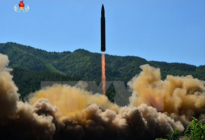 Vụ phóng thử tên lửa ICBM Hwasong-14 tại một địa điểm bí mật ở Triều Tiên ngày 4/7. (Nguồn: YONHAP/TTXVN)