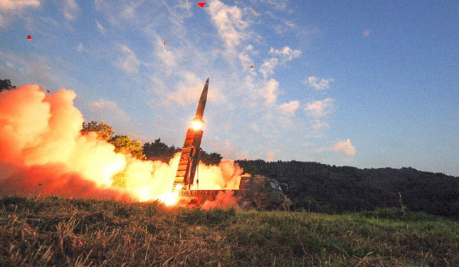 Tên lửa Hyunmoo II của Hàn Quốc bắn ra vùng biển phía đông trong cuộc tập trận ngày 4-9. Ảnh: AP