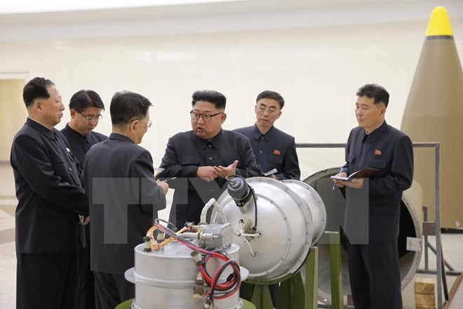 Nhà lãnh đạo Triều Tiên Kim Jong-un (thứ 3, phải) kiểm tra quả bom H tại một địa điểm bí mật ngày 3/9. (Nguồn: EPA/TTXVN)