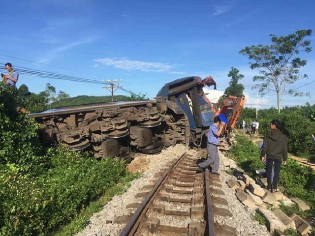 The accident scene where the north-to-south SE3 train struck an excavating shovel after it departed from Ngân Sơn train station in central Quảng Bình Province on Sunday morning. — Photo dantri.com.vn Read more at http://vietnamnews.vn/society/393203/58-died-in-traffic-accidents-during-holidays.html#HuSZguc7KMmCogdg.99