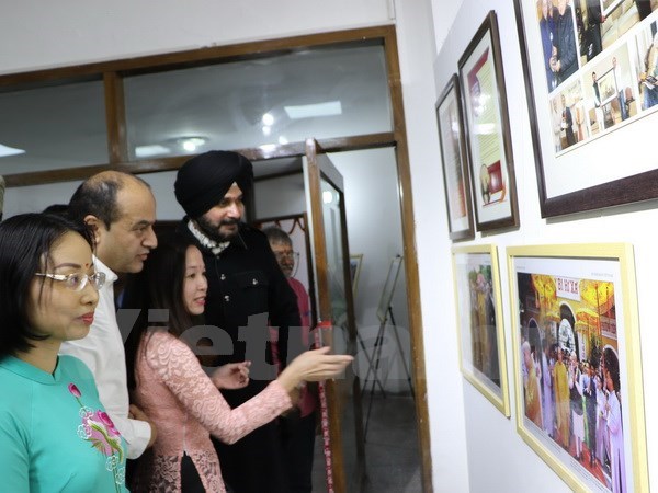 Visitors at the exhibition (Source: VNA)