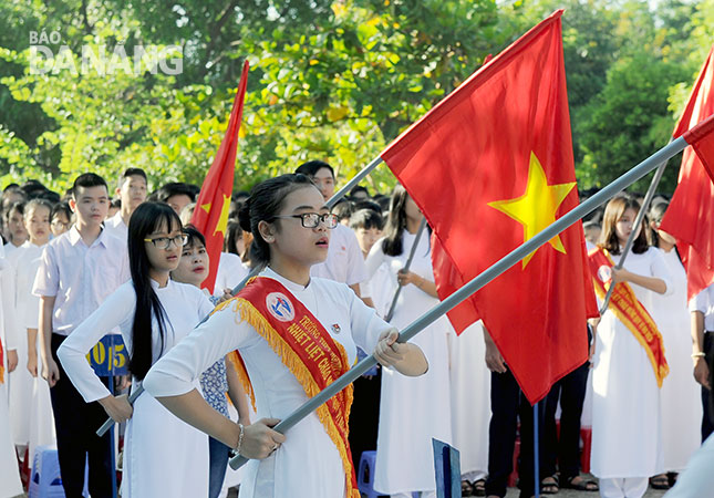 Học sinh Đà Nẵng chào cờ trong buổi lễ khai giảng năm học mới 2017 - 2018. 					   							       Ảnh: ĐẶNG NỞ