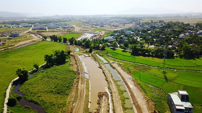 A section of the Hòa Liên flood discharge channel under construction in Hòa Vang and Liên Chiểu districts. The city has accelerated the project’s construction schedule after a delay. — VNS Photo Thu Hiền Read more at http://vietnamnews.vn/society/393251/da-nang-accelerates-flood-discharge-project.html#z1POltVLEGzGt4AW.99