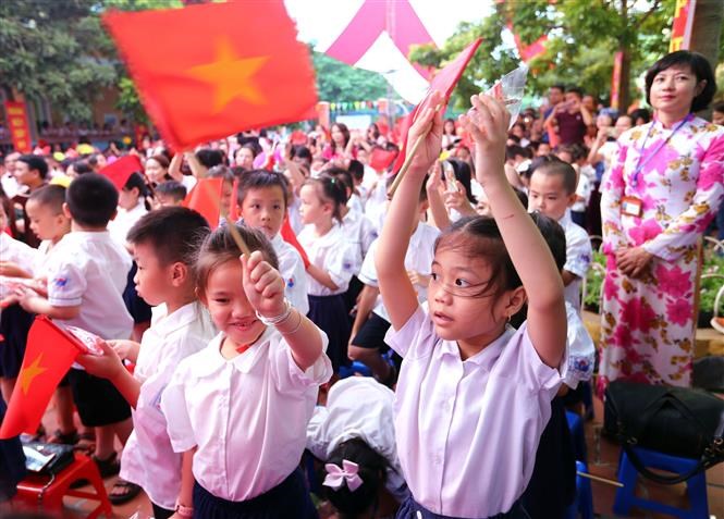 Pupils raise flags at the Ngoc Ha Primary School in Ha Noi' Ba Dinh District.