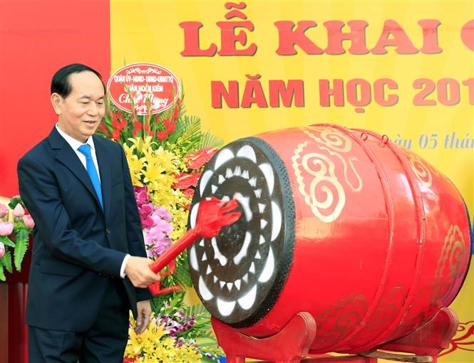 President Tran Dai Quang beats the drum to open a new academic year at the Trung Vuong Junior High School in Ha Noi's Hoan Kiem District