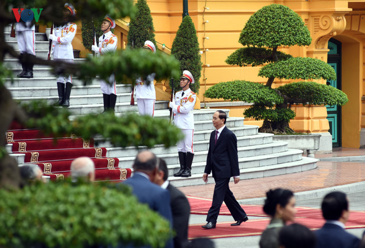 Chủ tịch nước Trần Đại Quang ra tận cửa xe đón Tổng thống Ai Cập El Sisi.