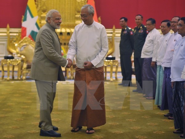 Myanmar President Htin Kyaw (R) and Indian Prime Minister Narendra Modi (L)