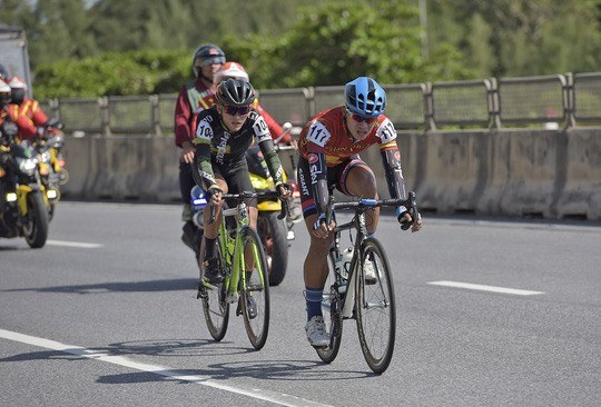 Tran Nguyen Duy Nhan (right) secures the polka dot jersey, after the fifth stage of the VTV International Cycling Tournament. (Photo: plo.vn)