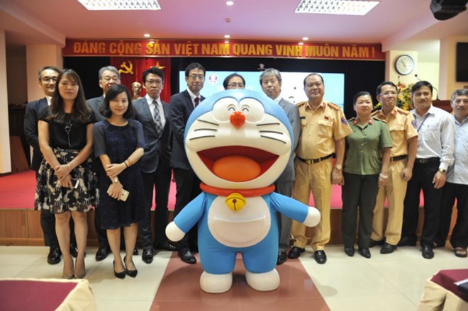 Delegates pose for a photo with the robot cat Doraemon at the contest's launch (Source: cand.com.vn)