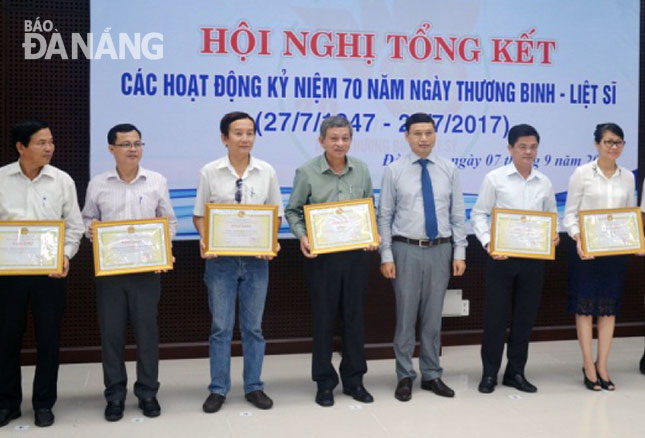 Vice Chairman Minh (3rd right) and some of the honourees 