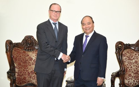 Prime Minister Nguyen Xuan Phuc (R) and Austrian Ambassador Thomas Loidl (Source: VNA)