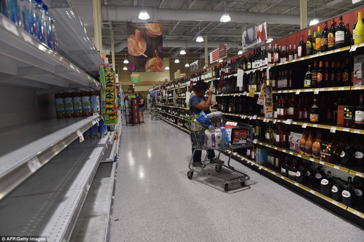 Người dân cũng đổ xô đến các siêu thị để tích trữ lương thực… Ảnh: AFP/Getty.