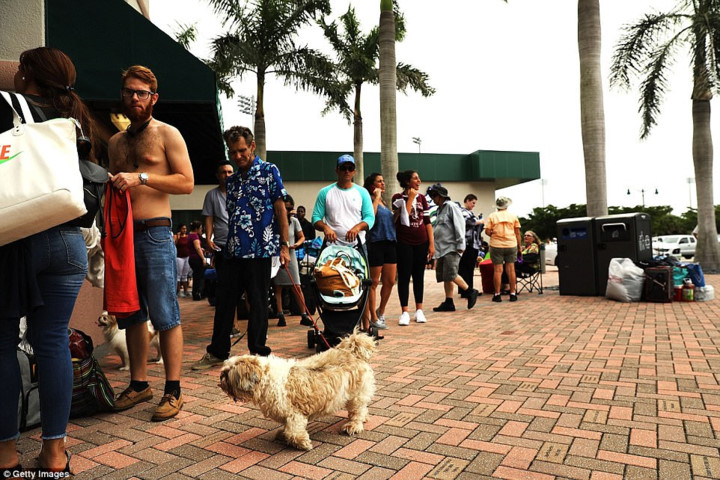 Dòng người xếp hàng bên ngoài nhà thi đấu Alico ở Fort Myers, tây nam Florida chờ đăng ký tạm trú. Ảnh: Getty.