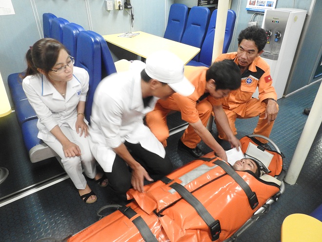 Crew member Bui Dinh Linh receiving initial first aid