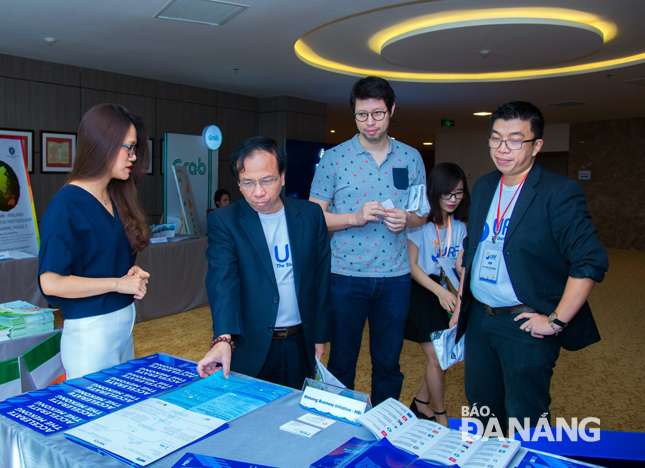 Chairman of Da Nang’s Start-up Network Council Vo Duy Khuong (2nd left) at the International Startup Conference and Exhibition 2017 (SURF)