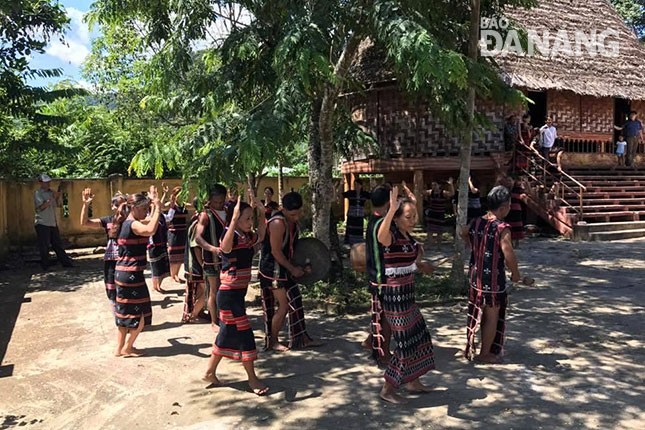 The ‘tung tung da da’ dance performed by Co Tu people