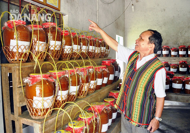  Jars of ‘ruoi can’ – a typical product of Hoa Phu Commune