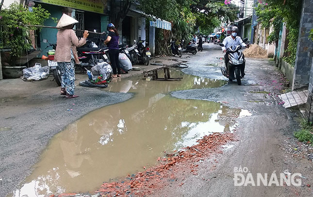 Người dân sống hai bên đoạn cuối đường Nguyễn Như Hạnh rất vất vả và bức xúc vì chậm nâng cấp đường.