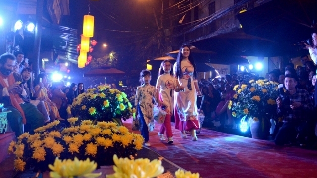 An ao dai (Vietnamese traditional long dress) fashion show on Dao Duy Tu walking street in Hanoi. (Credit: Duy Linh/NDO)