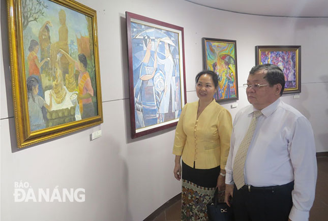 Laotian Consul General Khamsene Phommaseng (right) and his wife at the exhibition